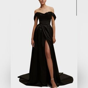 Milla dresses black princess heart-shaped neckline gown. Size M with garment bag